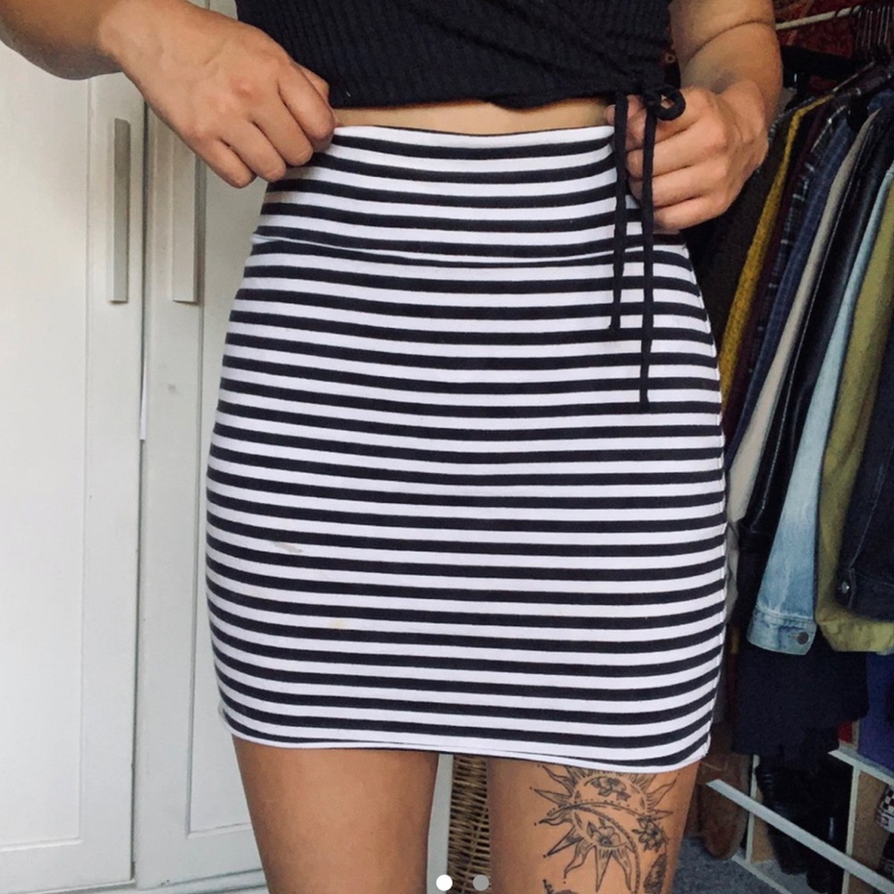 black and white stripped pencil skirt